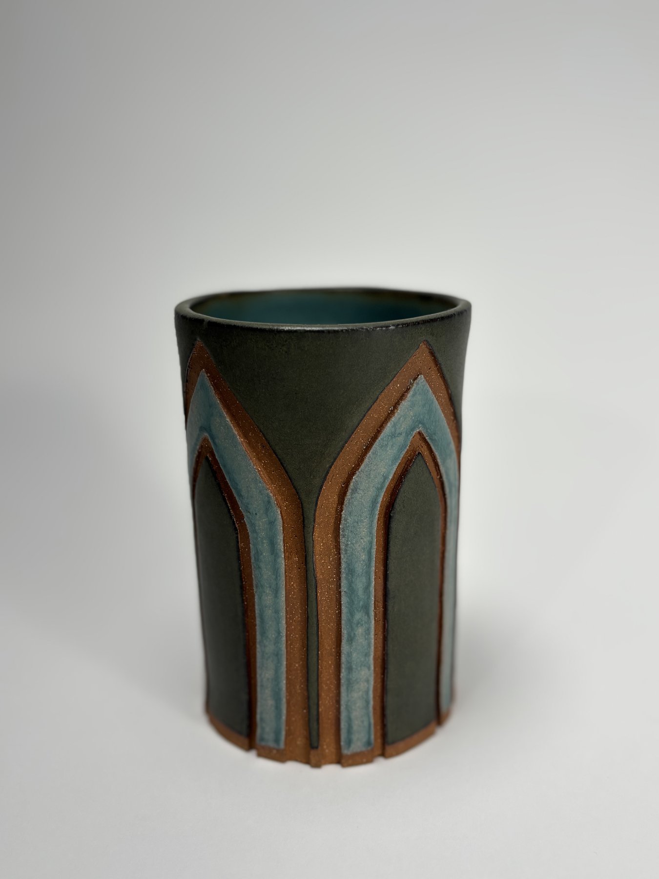 Tall tumbler with arch chevron pattern in slate and rust